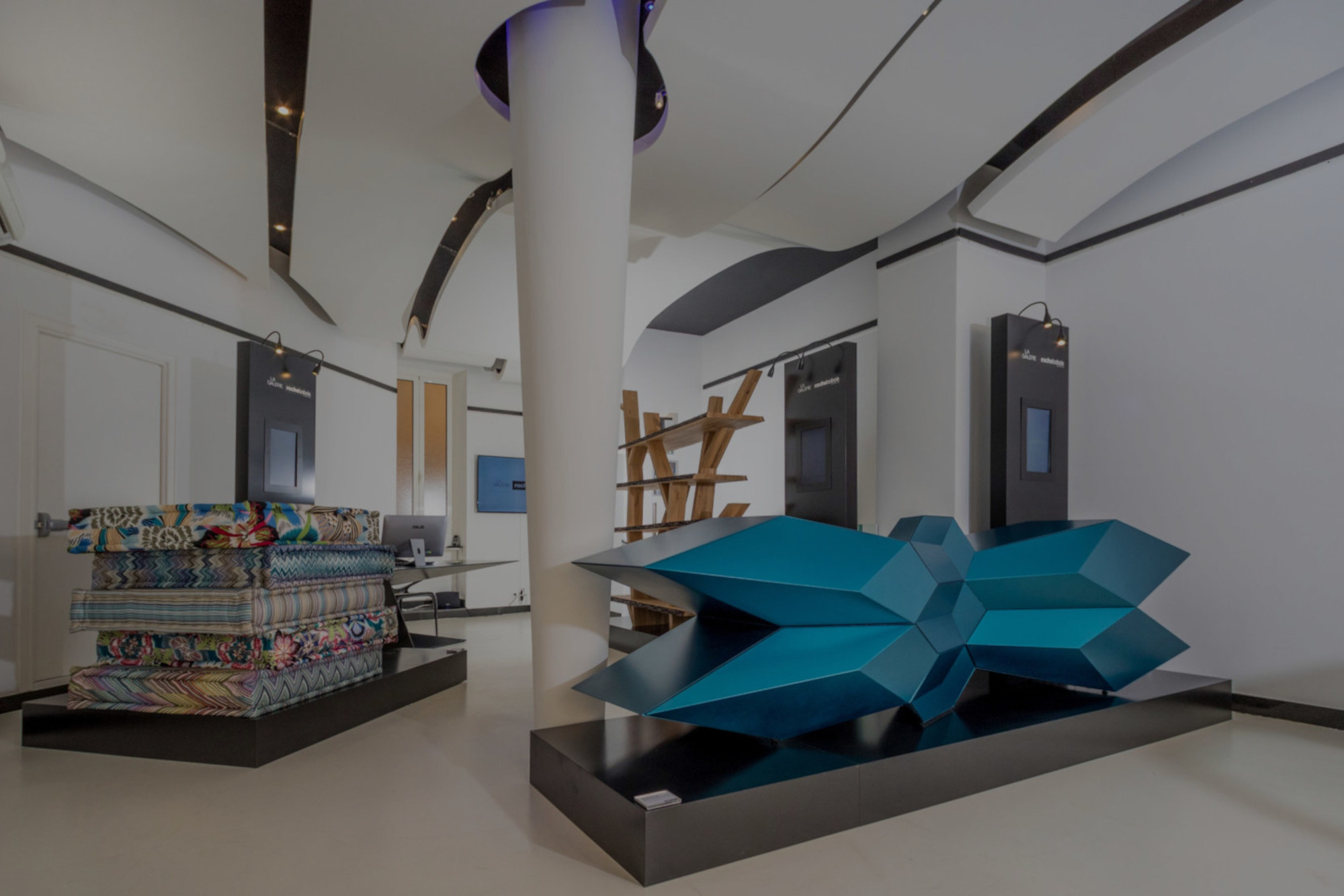 Contemporary art sculptures at Espace 22 gallery in Monaco